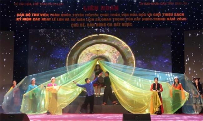 Thư viện tỉnh tham gia Liên hoan cán bộ thư viện toàn quốc tuyên truyền phát triển văn hóa đọc và giới thiệu sách - Kỷ niệm các ngày Lễ lớn và sự kiện lịch sử quan trọng của đất nước trong năm 2025 Chủ đề “Bản hùng ca đất nước”